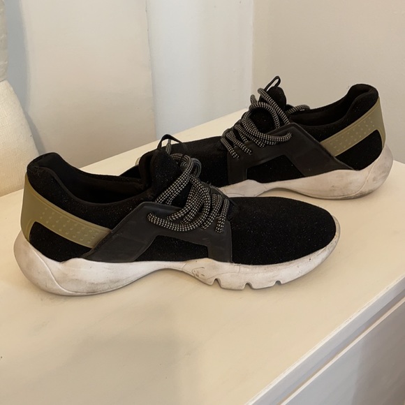 Cool kicks! - Picture 3 of 3